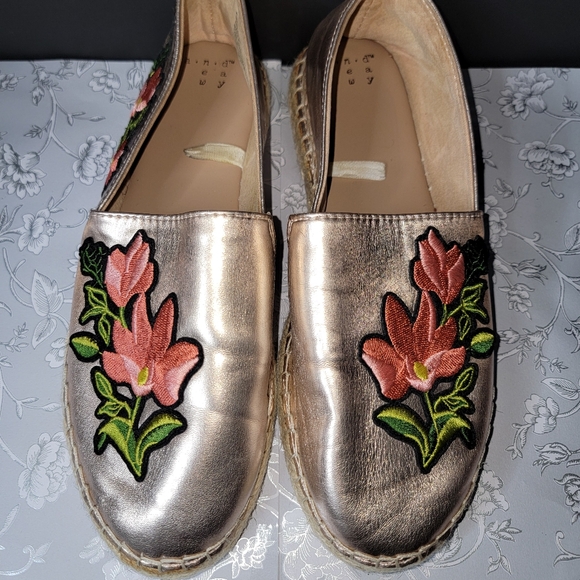 A New Day Rose Gold Espadrilles Women's Size 8 Floral Shoes - Picture 2 of 11